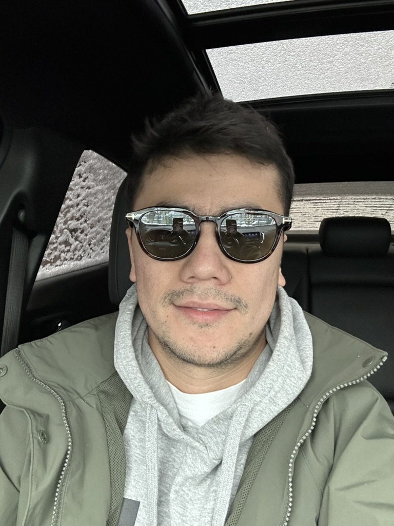 Портрет Шохруха в автомобиле